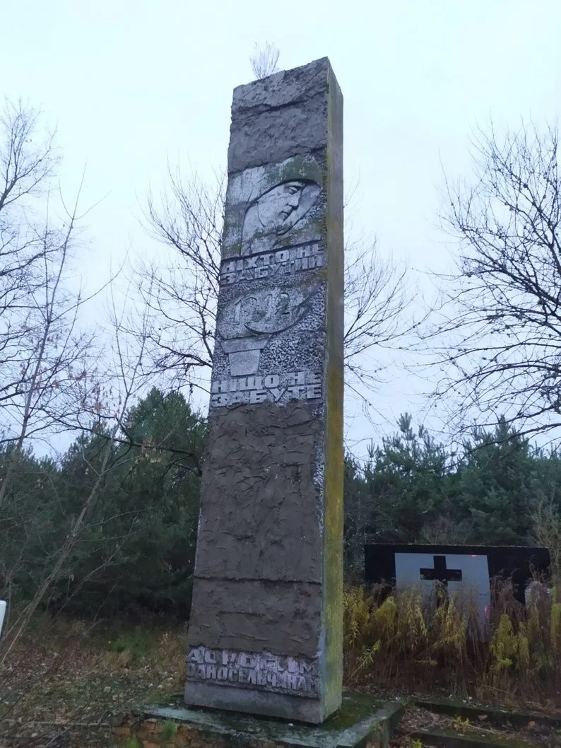 На Рівненщині замазали радянську символіку в Мочулках, але в центрі Зорі вона досі лишається