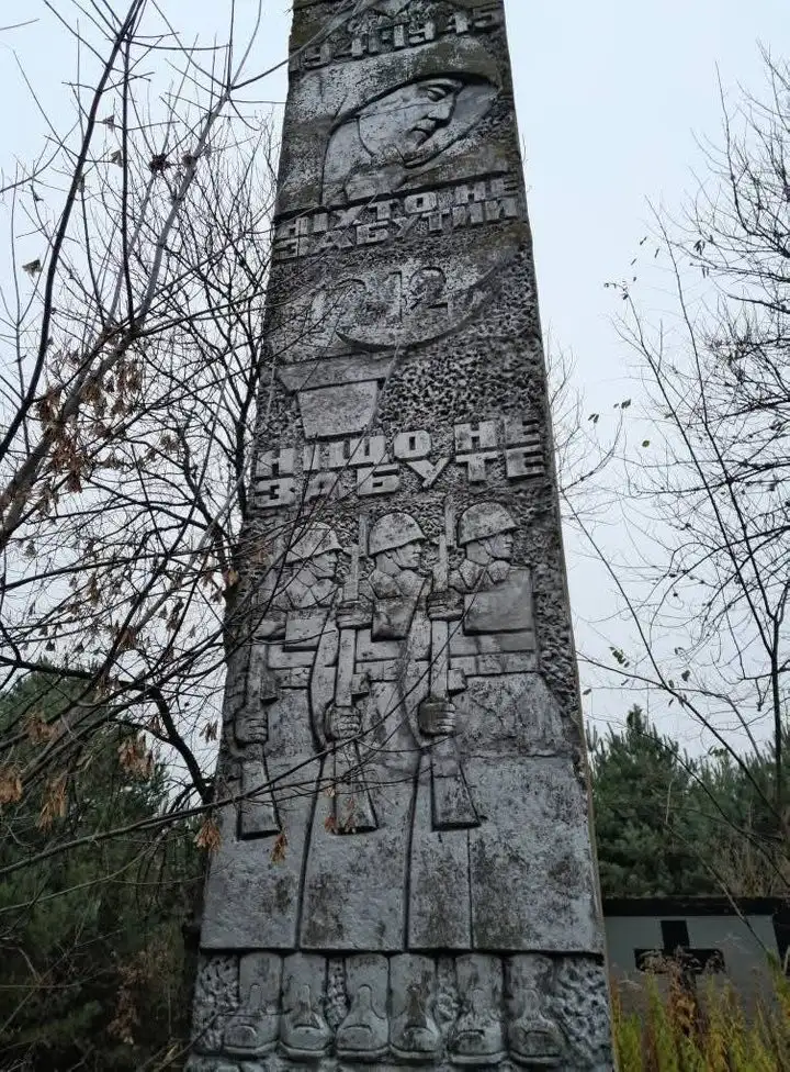 На Рівненщині замазали радянську символіку в Мочулках, але в центрі Зорі вона досі лишається