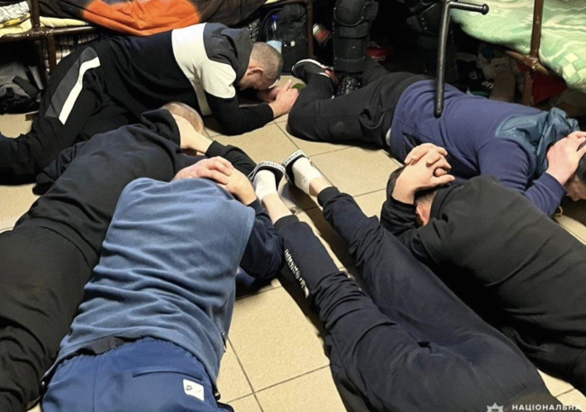 Працівника Рівненського СІЗО засудили до семи років за участь у наркотичній схемі