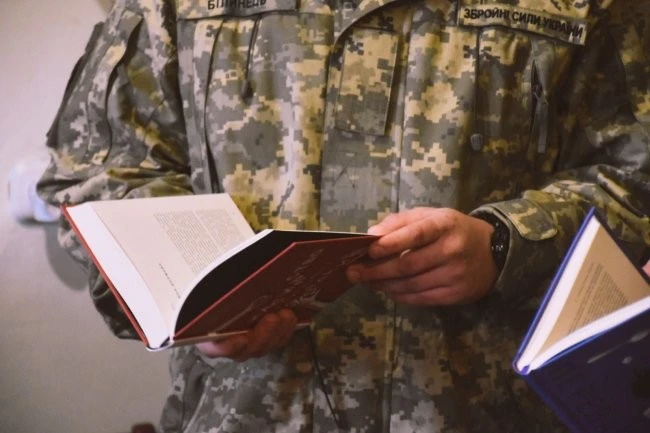 У Рівному збирають сучасні книги для військових на реабілітації