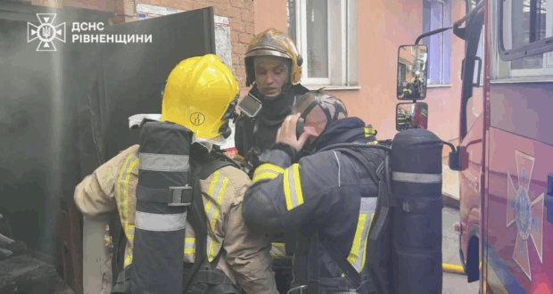 У Рівному рятувальники загасили пожежу в багатоповерхівці та евакуювали мешканців