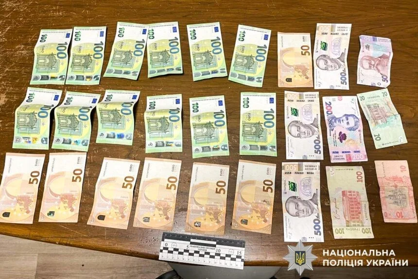 Нічний злом у Володимирці: підліток проник у будинок і виніс чужі заощадження