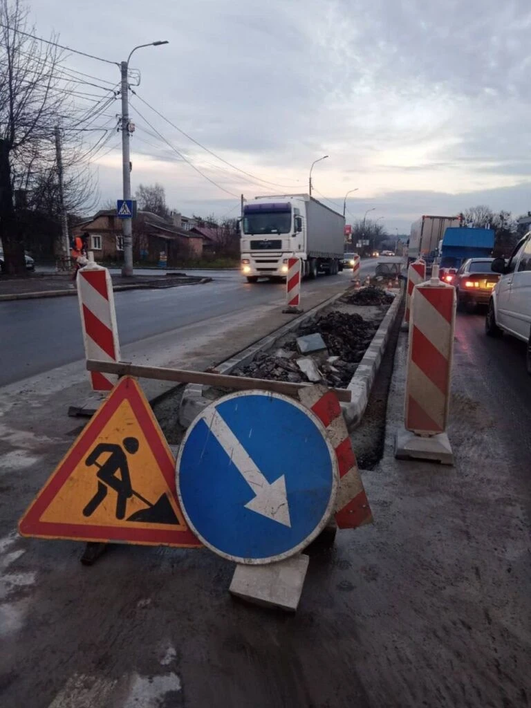 Безпечний перехід для пішоходів: новий острівець безпеки на Млинівській у Рівному Безпечний перехід для пішоходів: новий острівець безпеки на Млинівській у Рівному