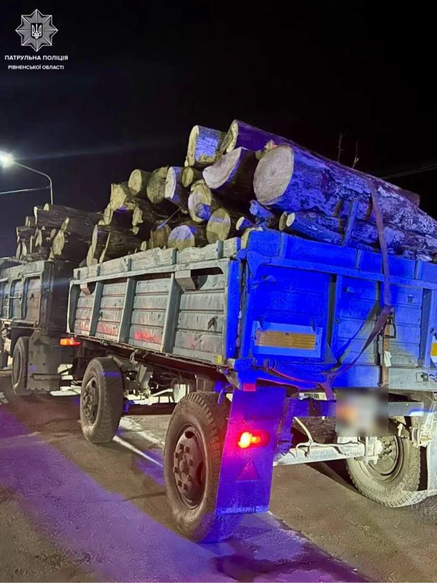 На Рівненщині зупинили вантажівку, що везла деревину без документів