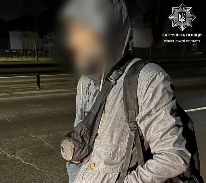 Патрульні Рівного зупинили перехожого і виявили у нього пакетики з кристалічною речовиною