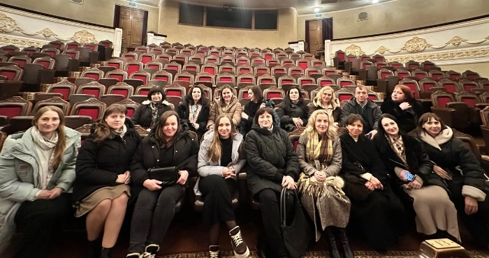 Поїздка, що повертає світло: ліцеїсти з Корця та їхні родини побували у рівненському театрі Поїздка, що повертає світло: ліцеїсти з Корця та їхні родини побували у рівненському театрі