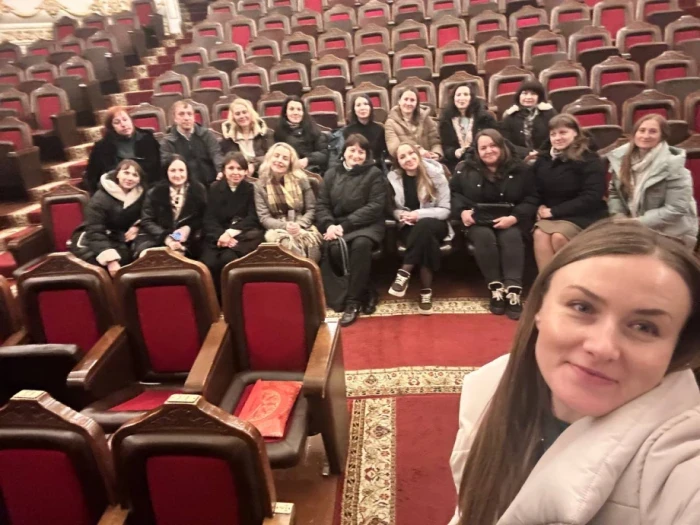 Поїздка, що повертає світло: ліцеїсти з Корця та їхні родини побували у рівненському театрі Поїздка, що повертає світло: ліцеїсти з Корця та їхні родини побували у рівненському театрі