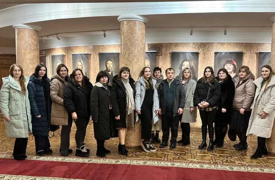 Поїздка, що повертає світло: ліцеїсти з Корця та їхні родини побували у рівненському театрі Поїздка, що повертає світло: ліцеїсти з Корця та їхні родини побували у рівненському театрі