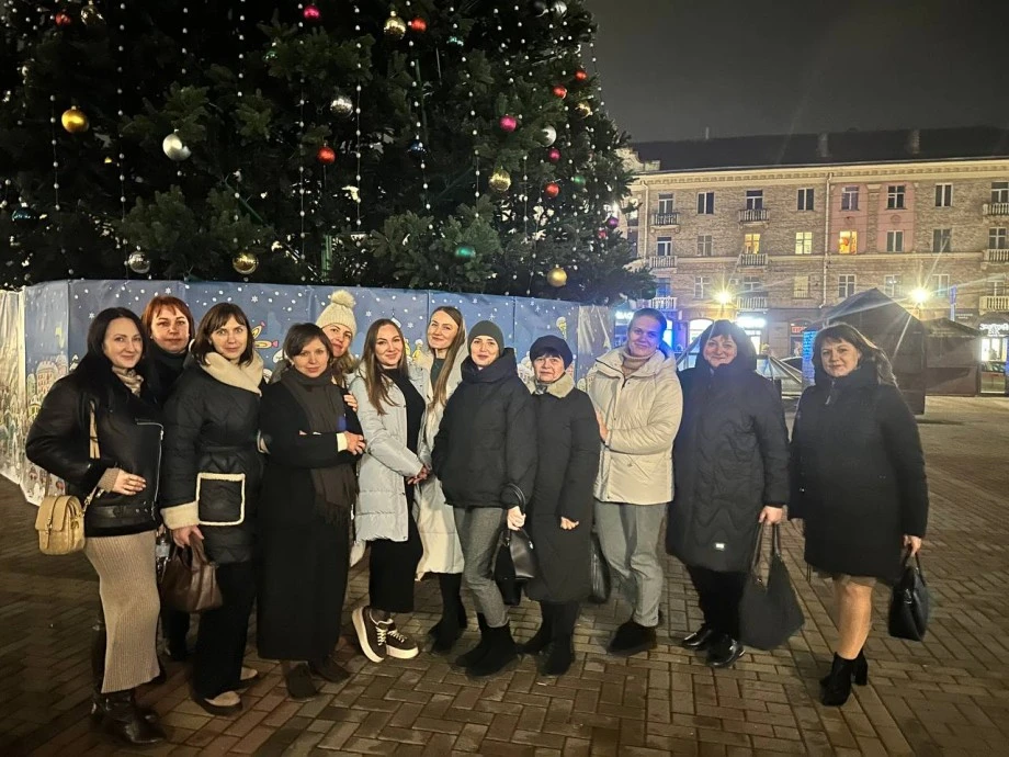 Поїздка, що повертає світло: ліцеїсти з Корця та їхні родини побували у рівненському театрі