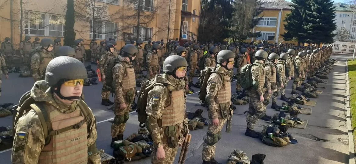 Чому військових усе рідше бачать у формі на вулицях
