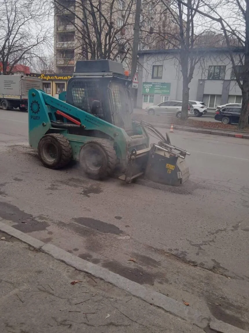 Асфальт без пауз: у Рівному одночасно ремонтують дороги в різних районах