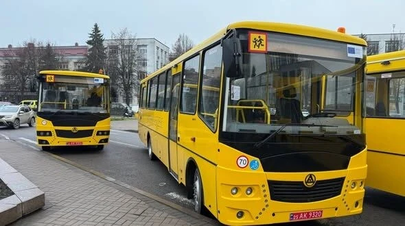 Нові шкільні автобуси вирушили в громади Рівненщини