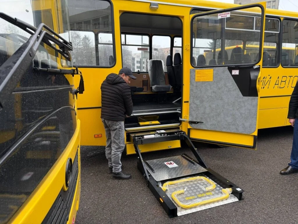 Нові шкільні автобуси вирушили в громади Рівненщини