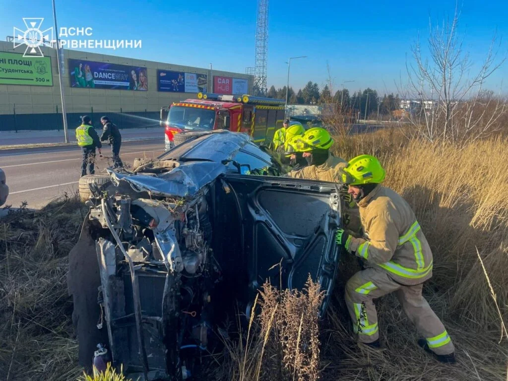 Авто вилетіло з дороги та перекинулося у полі в Рівному