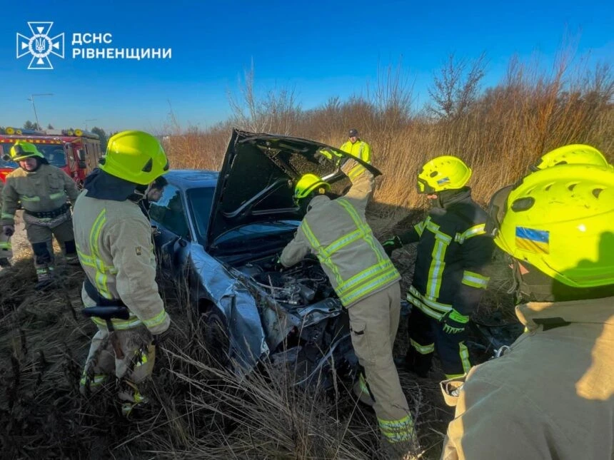Авто вилетіло з дороги та перекинулося у полі в Рівному