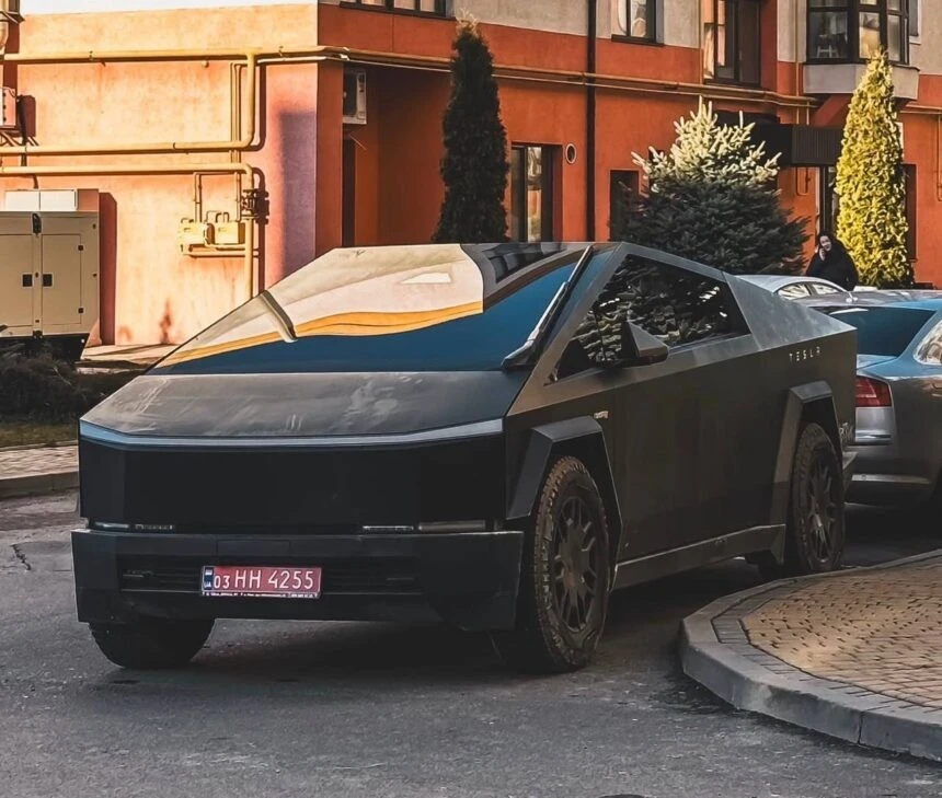 Футуристичний пікап із ціною суперкара: у Рівному зафіксували Tesla Cybertruck