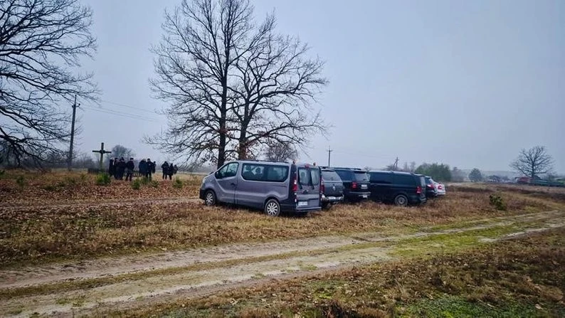 У селі Угли розпочали підготовку до ексгумації жертв Волинської трагедії У селі Угли розпочали підготовку до ексгумації жертв Волинської трагедії