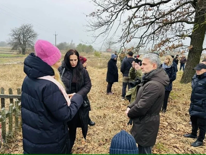 У селі Угли розпочали підготовку до ексгумації жертв Волинської трагедії У селі Угли розпочали підготовку до ексгумації жертв Волинської трагедії