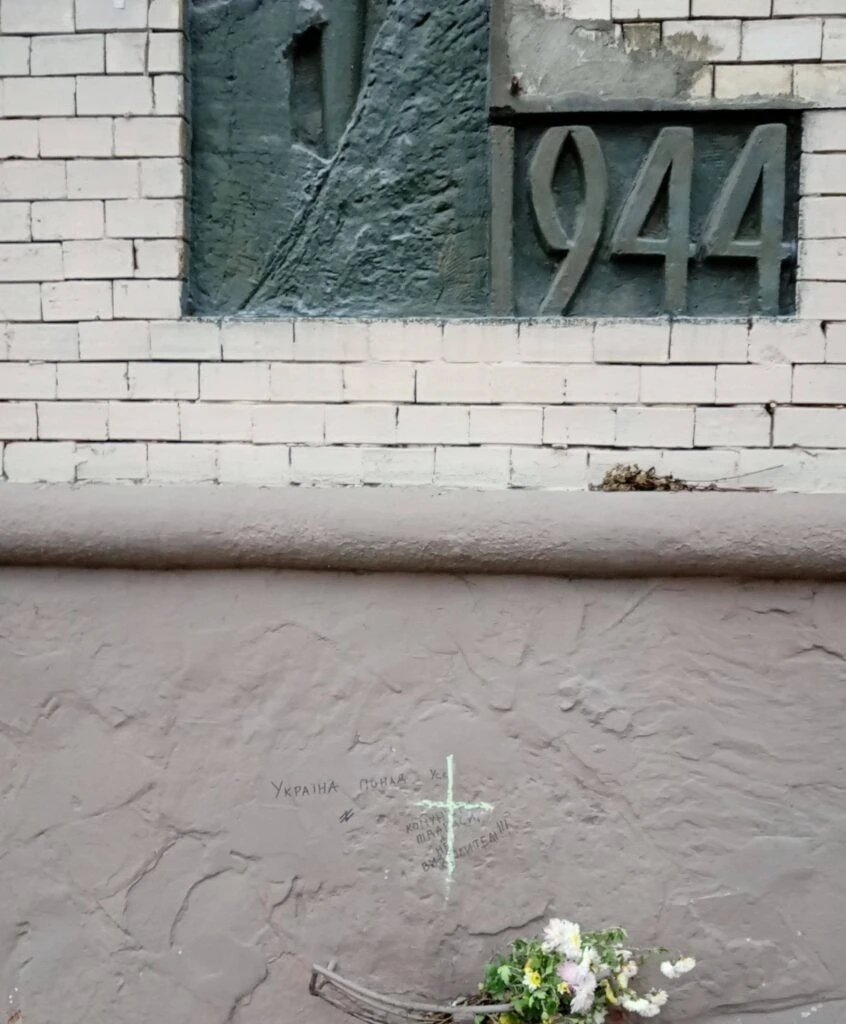 У центрі Рівного понищили бронзову карту міста У центрі Рівного понищили бронзову карту міста