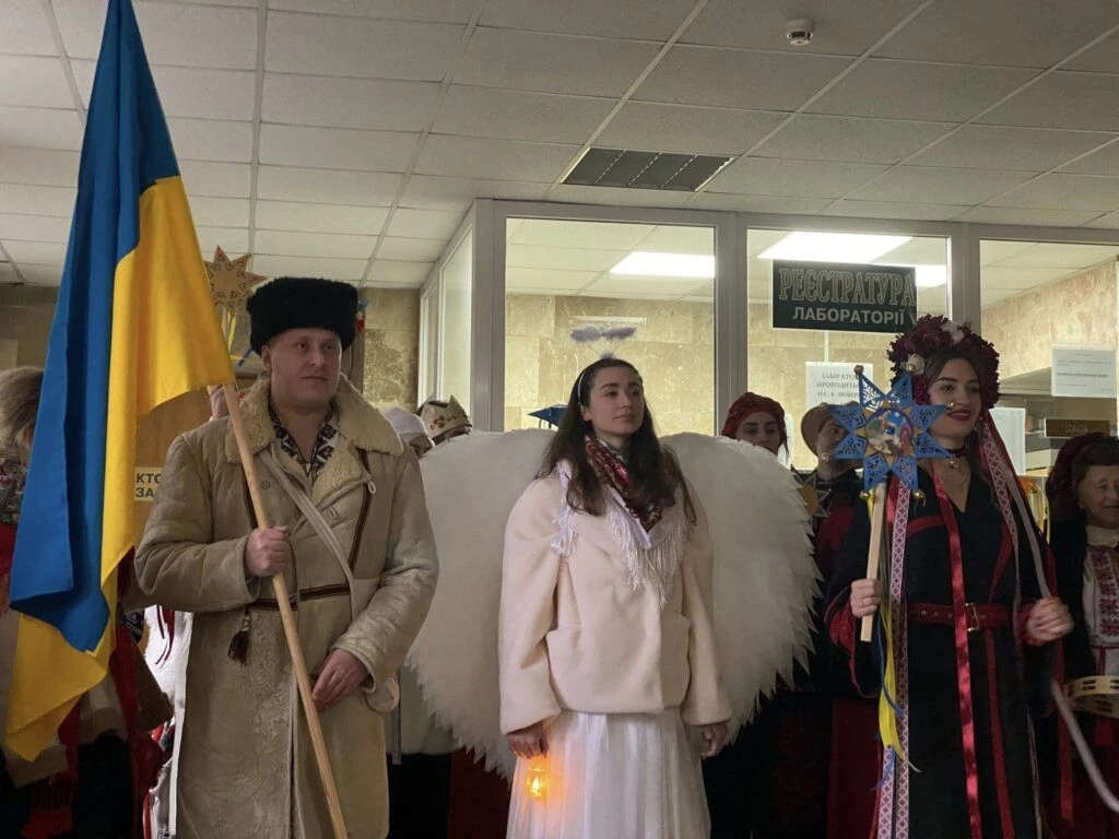 Медики Рівного перетворили лікарню на різдвяну сцену Медики Рівного перетворили лікарню на різдвяну сцену