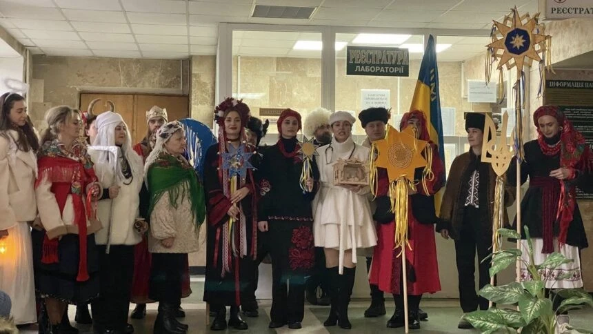 Медики Рівного перетворили лікарню на різдвяну сцену Медики Рівного перетворили лікарню на різдвяну сцену