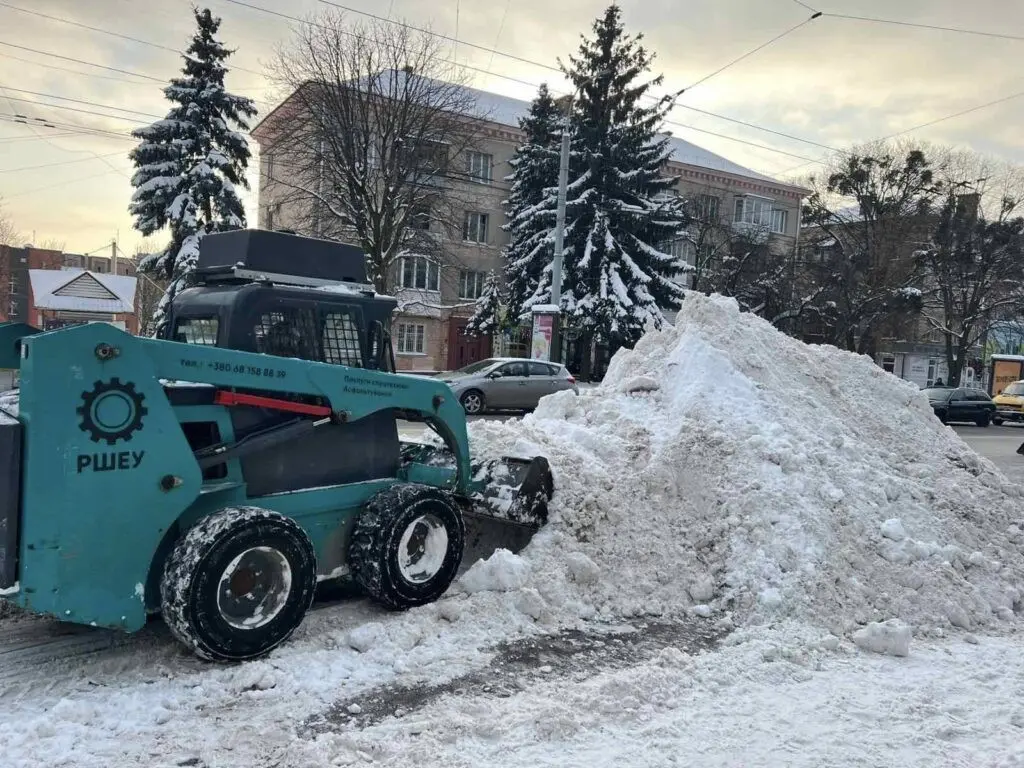Рівне чистить дороги: сніг активно вивозять з вулиць міста