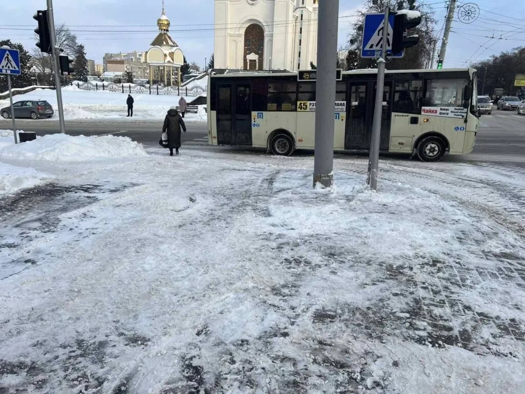 Рівне чистить дороги: сніг активно вивозять з вулиць міста
