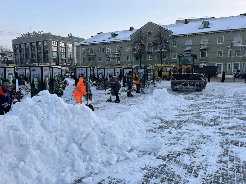 Рівне чистить дороги: сніг активно вивозять з вулиць міста