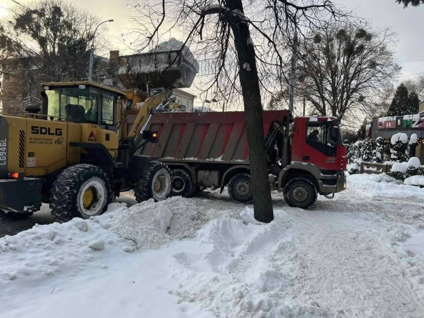 Рівне чистить дороги: сніг активно вивозять з вулиць міста