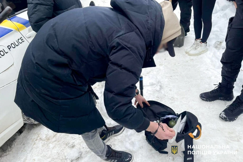 У Рівному затримали чоловіка з двома гранатами та наркотичними пристроями