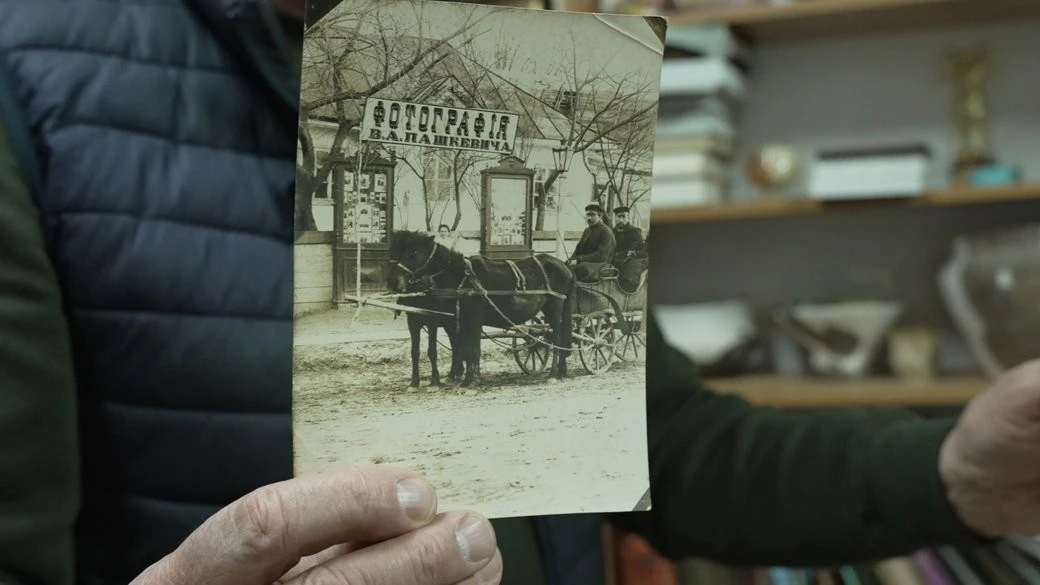 Острог крізь лінзу часу: як старі сімейні альбоми стають частиною великої історії