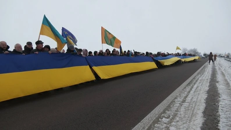 Межа двох областей зникла у «живому ланцюзі»: як на Рівненщині та Житомирщині відзначили День Соборності