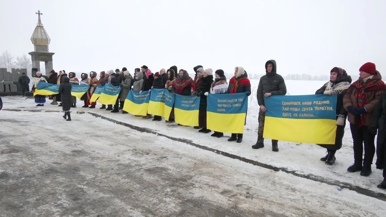 Межа двох областей зникла у «живому ланцюзі»: як на Рівненщині та Житомирщині відзначили День Соборності