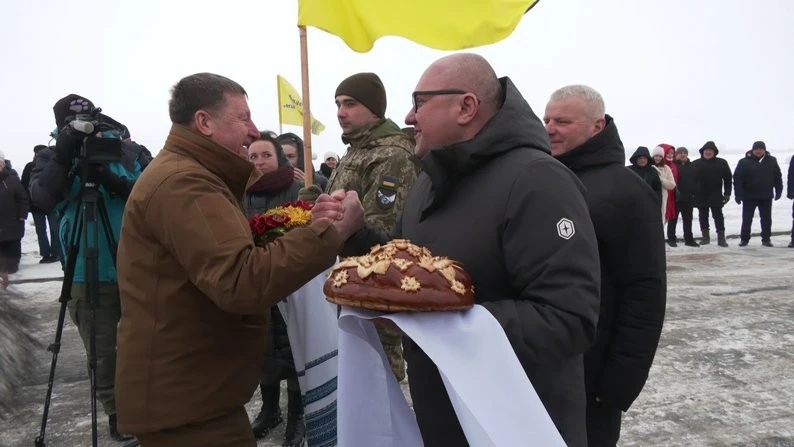 Межа двох областей зникла у «живому ланцюзі»: як на Рівненщині та Житомирщині відзначили День Соборності