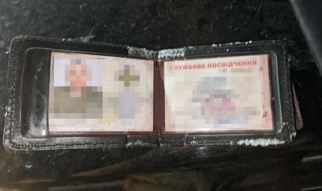 Арсенал, фальшивки та наркотики: на Рівненщині затримали пасажира Lincoln