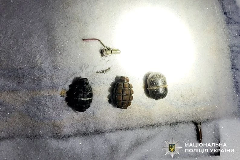 Арсенал під курткою та вдома: на Рівненщині затримали чоловіка з бойовим запасом