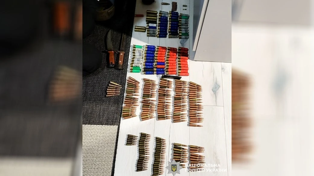 Арсенал під курткою та вдома: на Рівненщині затримали чоловіка з бойовим запасом