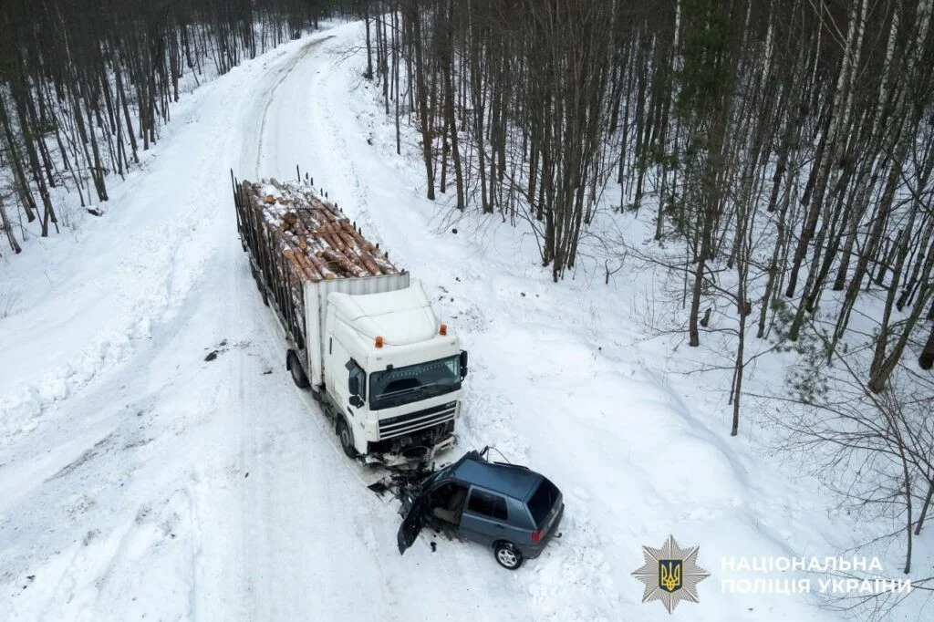 Лобове зіткнення з лісовозом: на Рівненщині загинув молодий водій