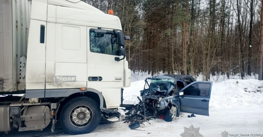 Лобове зіткнення з лісовозом: на Рівненщині загинув молодий водій