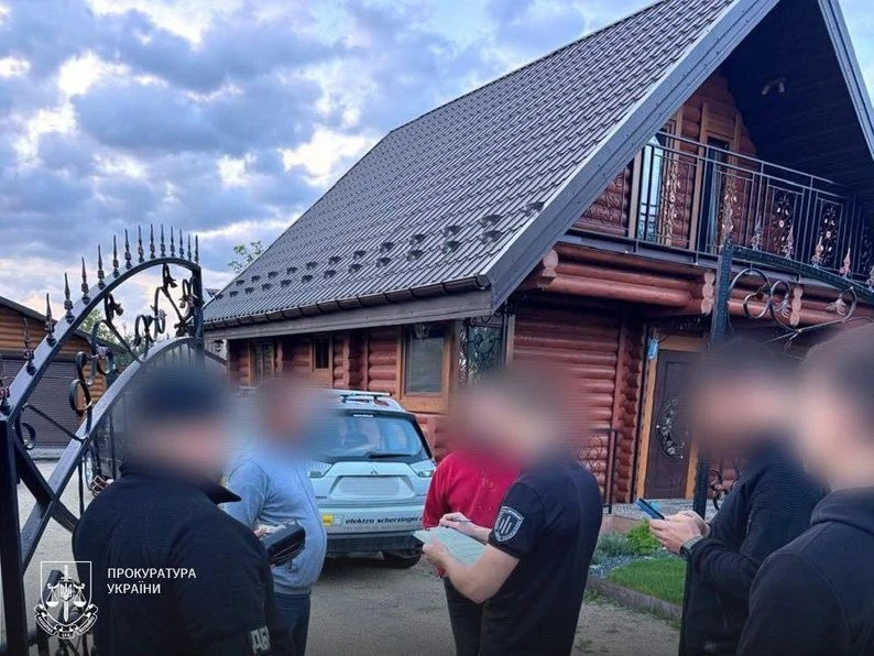 Суд покарав командира рівненської частини за будівництво приватного маєтку силами солдатів
