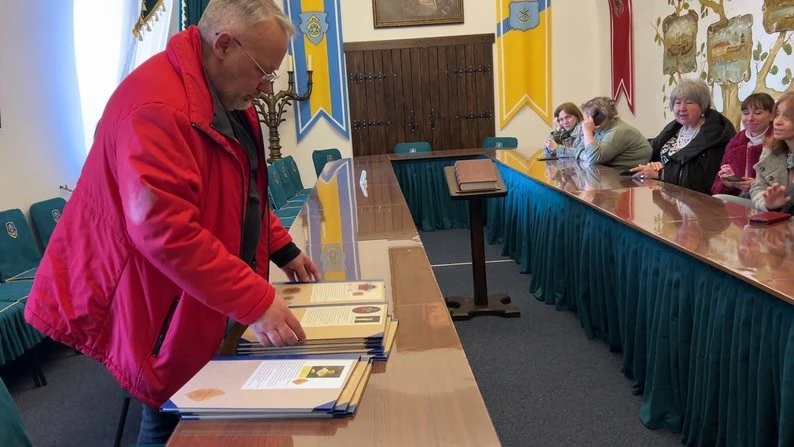 Рятування від вогню: Дубенський замок отримав копії документів Острозьких