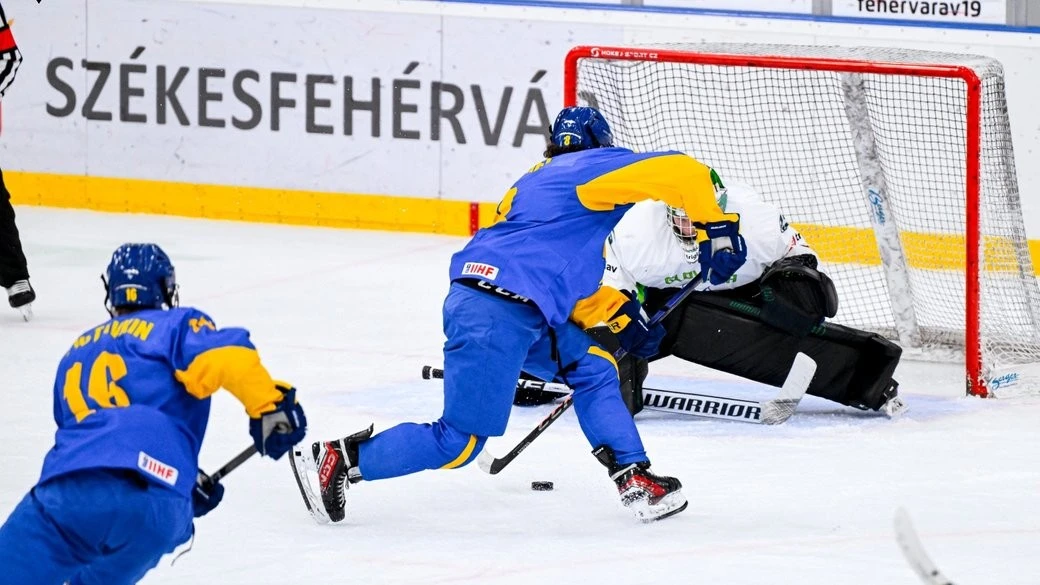 Юнацька збірна України з хокею тріумфально розпочала виступ на чемпіонаті світу