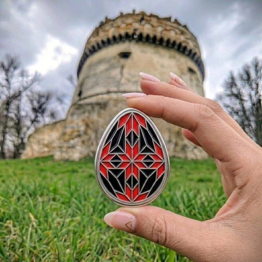 Скарбниця Острога поповнилася срібною монетою-писанкою