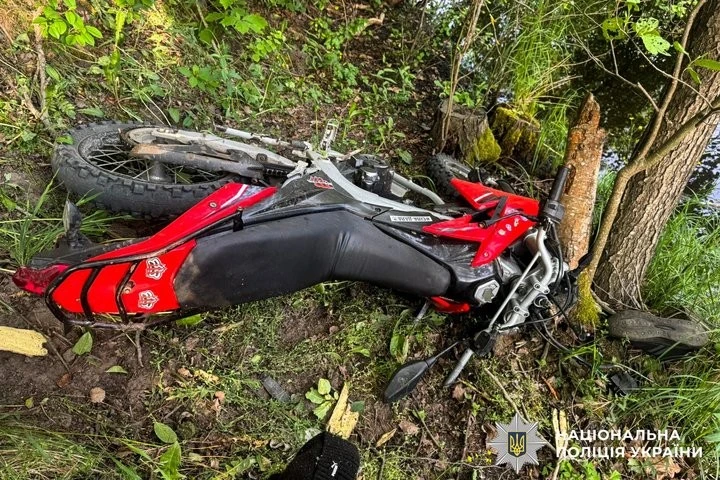 Смертельна аварія у Сарненському районі: юний водій мотоцикла врізався у дерево