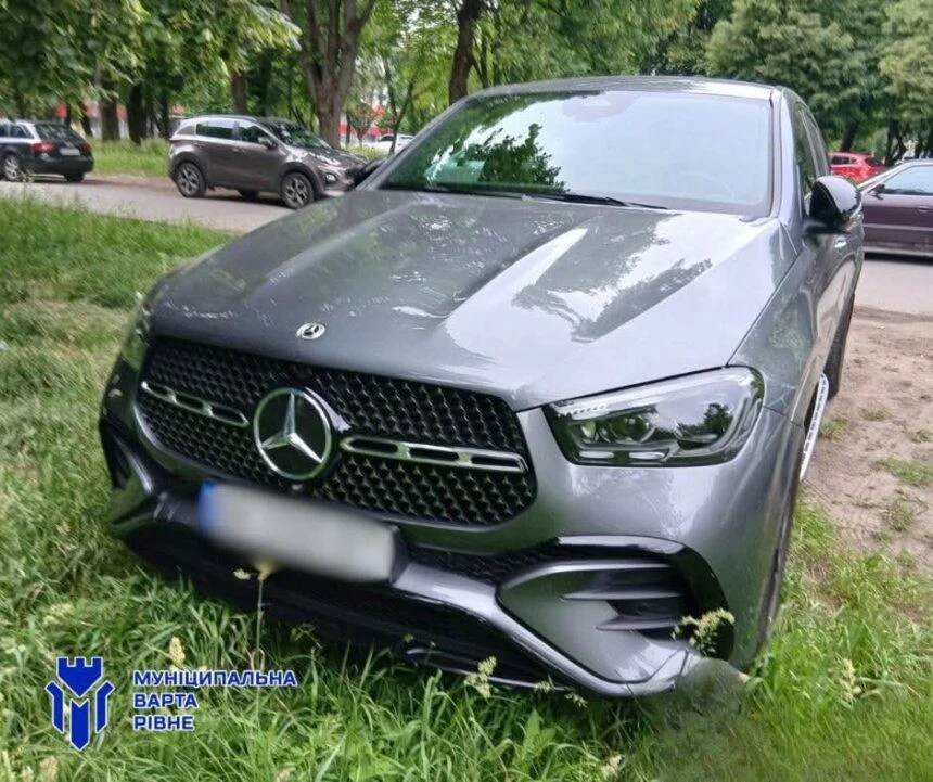 Рівненські муніципали виписали понад 800 штрафів водіям за порушення правил стоянки