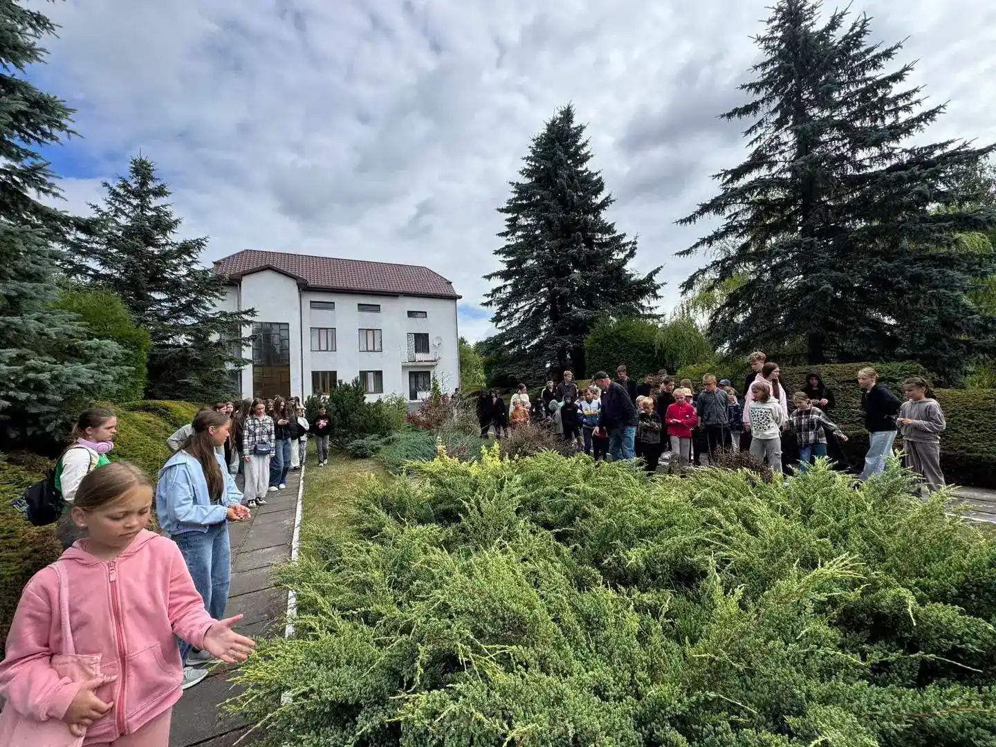 Рівненські пригоди для дітей з Херсонщини: від оленячої ферми до деревообробного заводу