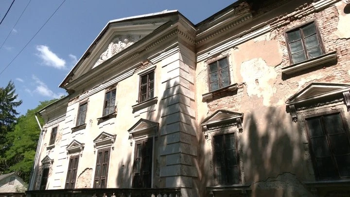 Проблеми з документами гальмують відновлення історичного флігеля на Рівненщині