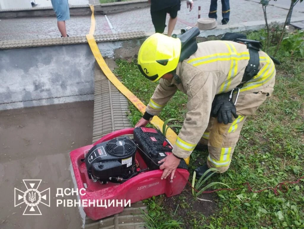 Рівне постраждало від потужної зливи: вода залила цоколь будинку