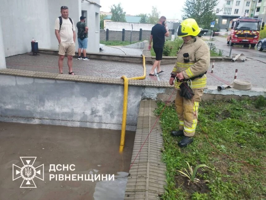 Рівне постраждало від потужної зливи: вода залила цоколь будинку